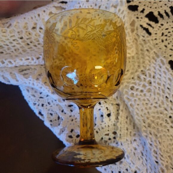 Vintage Mint 60s Set Of 2 Etched Grapes Colored Glass Goblets in Amber & Green - Picture 4 of 8